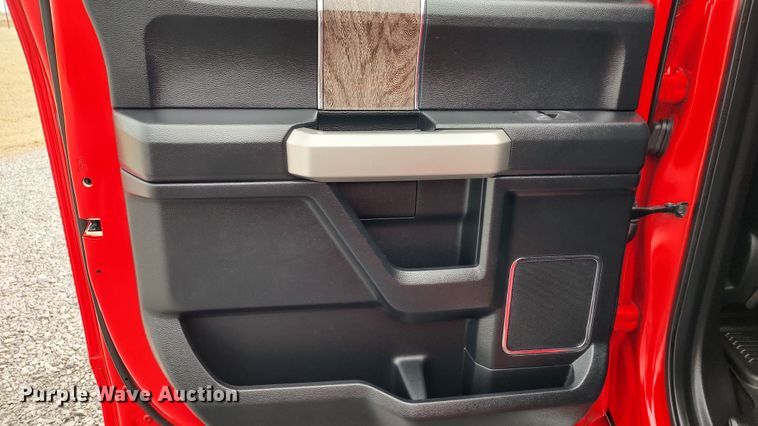 image for item LA9370 2019 Ford F350 Lariat Super Duty  Crew Cab pickup truck