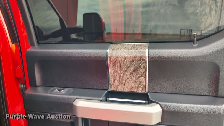 image for item LA9370 2019 Ford F350 Lariat Super Duty  Crew Cab pickup truck