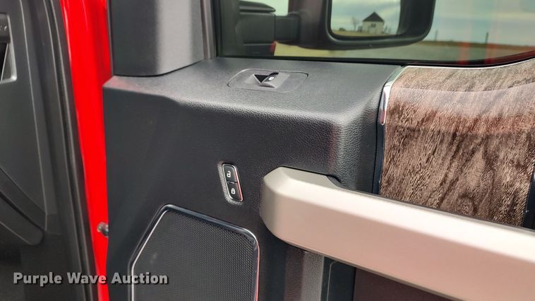 image for item LA9370 2019 Ford F350 Lariat Super Duty  Crew Cab pickup truck