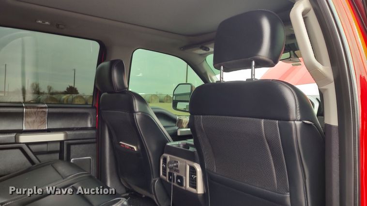 image for item LA9370 2019 Ford F350 Lariat Super Duty  Crew Cab pickup truck