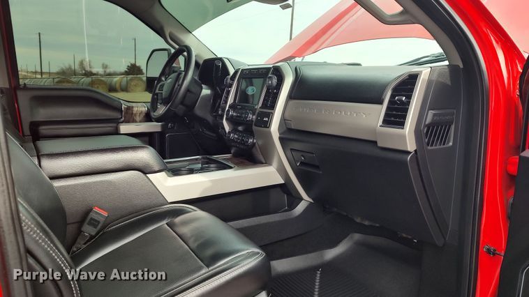 image for item LA9370 2019 Ford F350 Lariat Super Duty  Crew Cab pickup truck