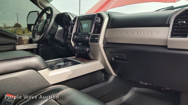 image for item LA9370 2019 Ford F350 Lariat Super Duty  Crew Cab pickup truck