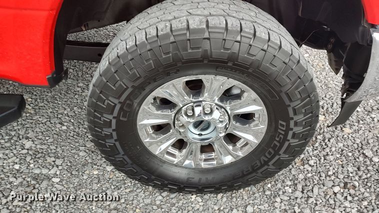 image for item LA9370 2019 Ford F350 Lariat Super Duty  Crew Cab pickup truck