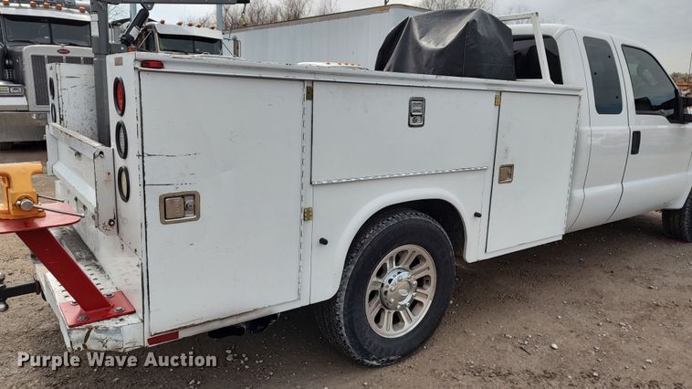 image for item LF9532 2010 Ford F350 Super Duty  SuperCab utility bed pickup truck