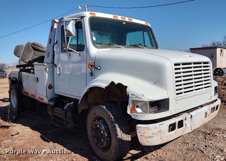 image for item LF9544 1997 International 4700  tow truck