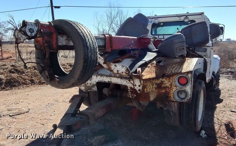 image for item LF9544 1997 International 4700  tow truck