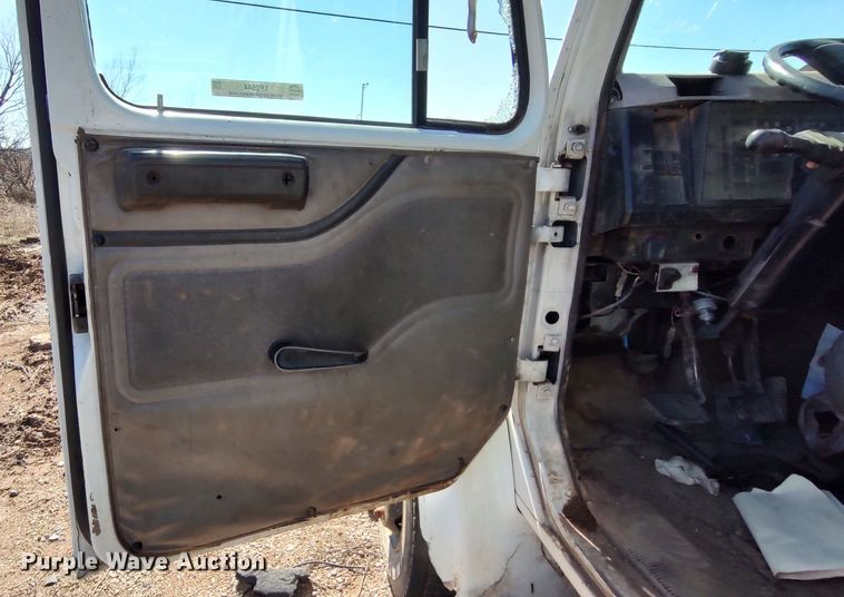 image for item LF9544 1997 International 4700  tow truck