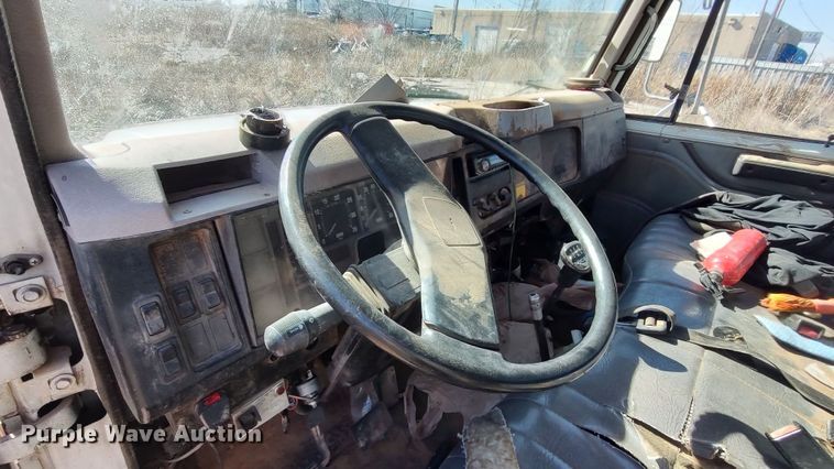 image for item LF9544 1997 International 4700  tow truck