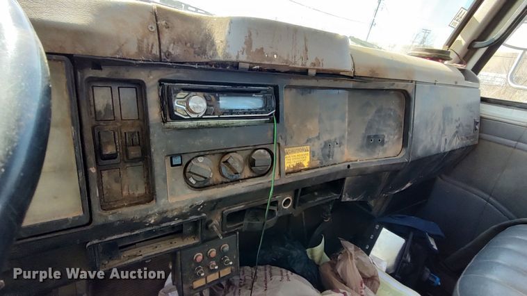 image for item LF9544 1997 International 4700  tow truck