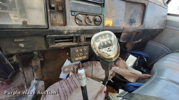 image for item LF9544 1997 International 4700  tow truck