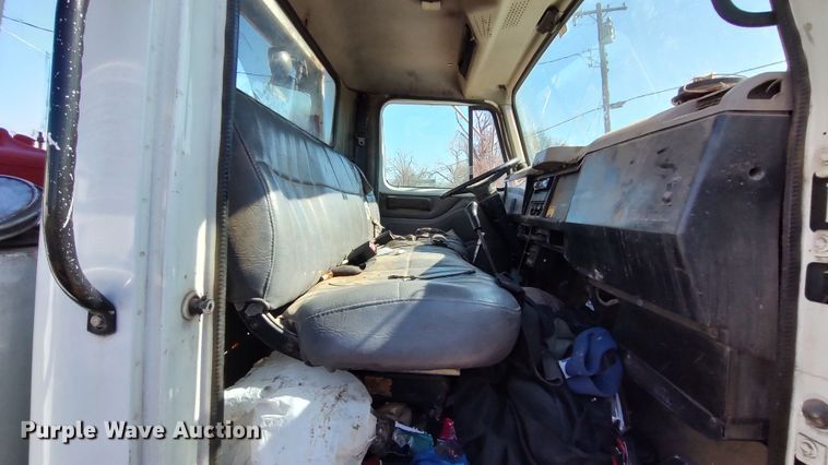 image for item LF9544 1997 International 4700  tow truck