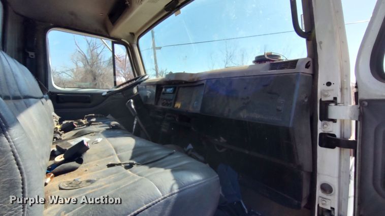 image for item LF9544 1997 International 4700  tow truck