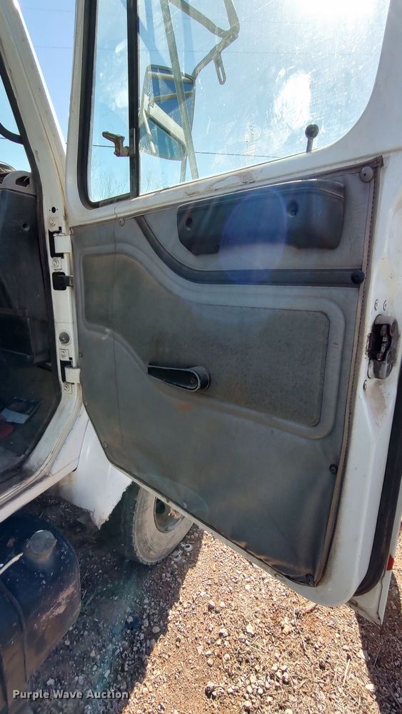 image for item LF9544 1997 International 4700  tow truck