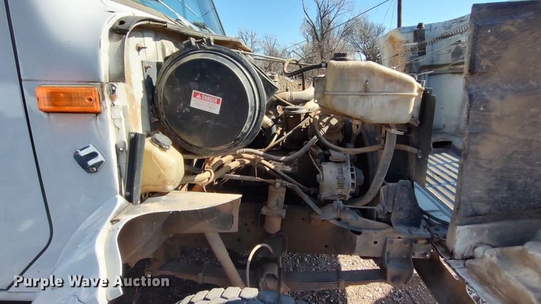 image for item LF9544 1997 International 4700  tow truck