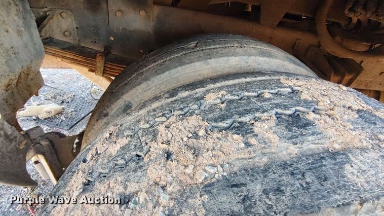 image for item LF9544 1997 International 4700  tow truck