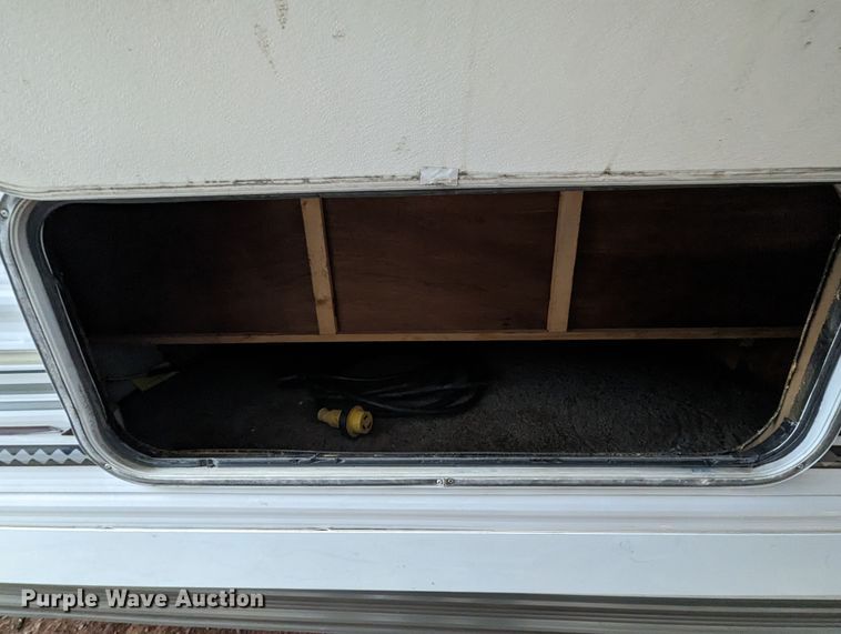 image for item LF9553 2005 Cherokee  camper