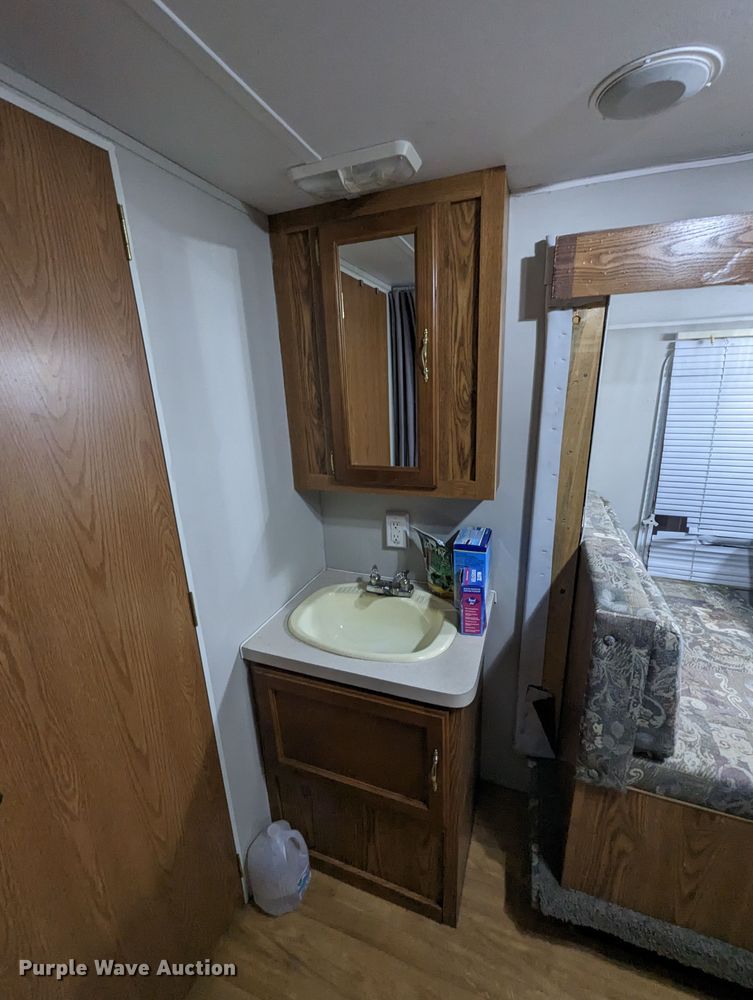 image for item LF9553 2005 Cherokee  camper