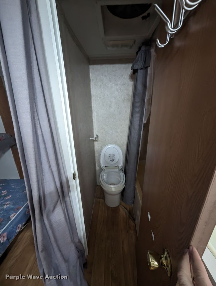 image for item LF9553 2005 Cherokee  camper