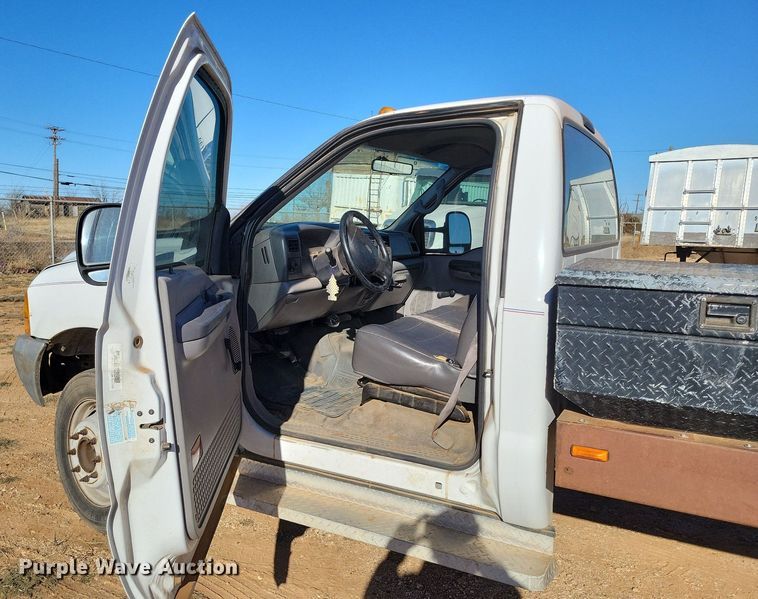 image for item LG9447 2000 Ford F450 Super Duty  flatbed truck