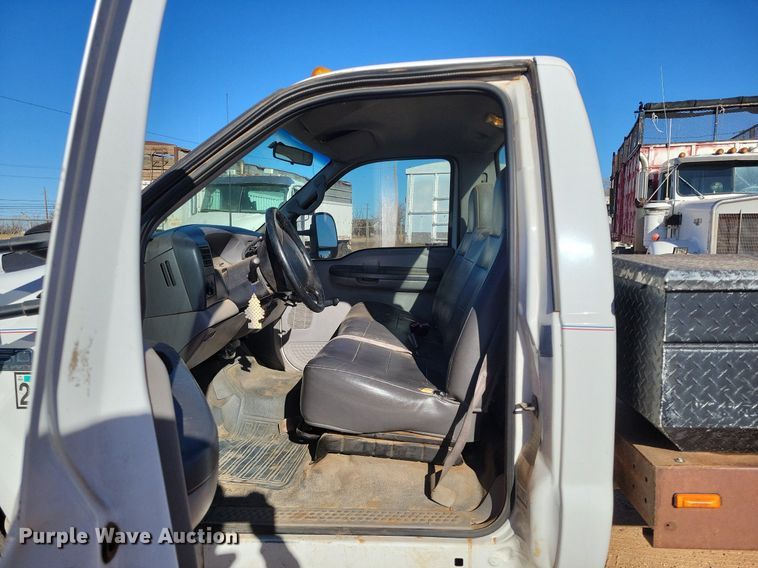 image for item LG9447 2000 Ford F450 Super Duty  flatbed truck