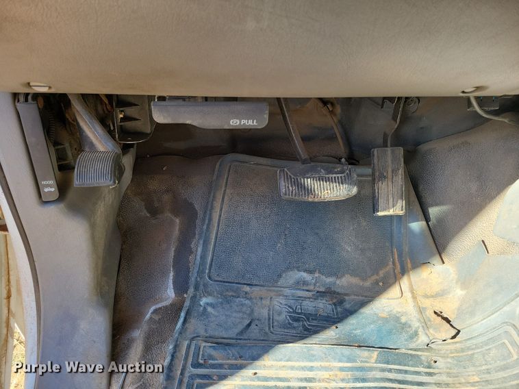 image for item LG9447 2000 Ford F450 Super Duty  flatbed truck