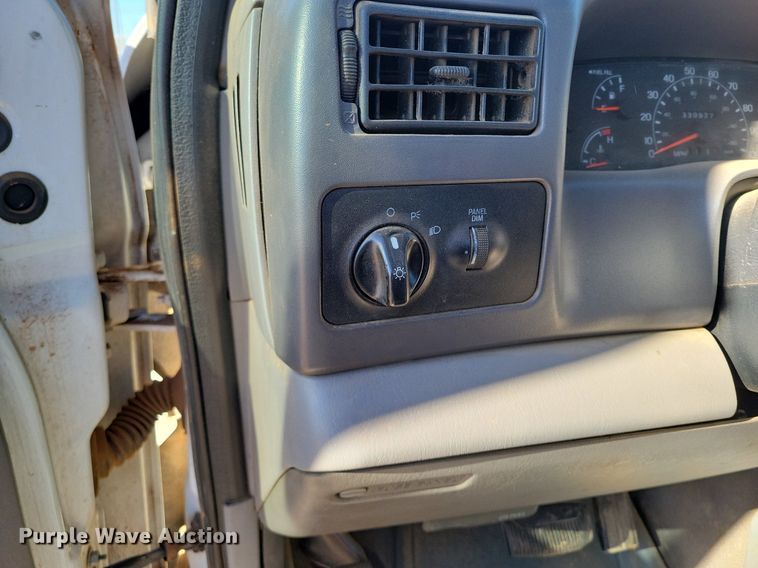 image for item LG9447 2000 Ford F450 Super Duty  flatbed truck