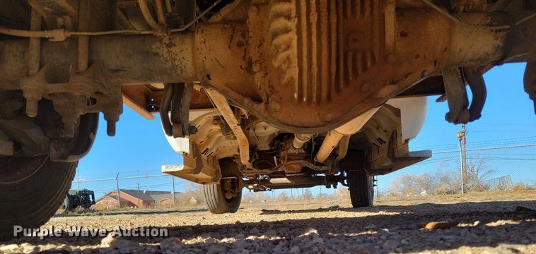 image for item LG9447 2000 Ford F450 Super Duty  flatbed truck