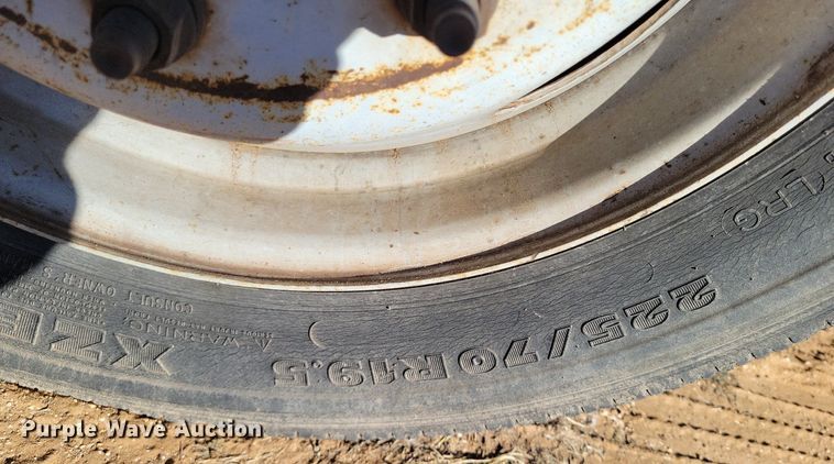 image for item LG9447 2000 Ford F450 Super Duty  flatbed truck