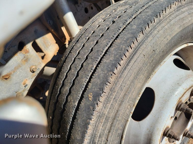 image for item LG9447 2000 Ford F450 Super Duty  flatbed truck