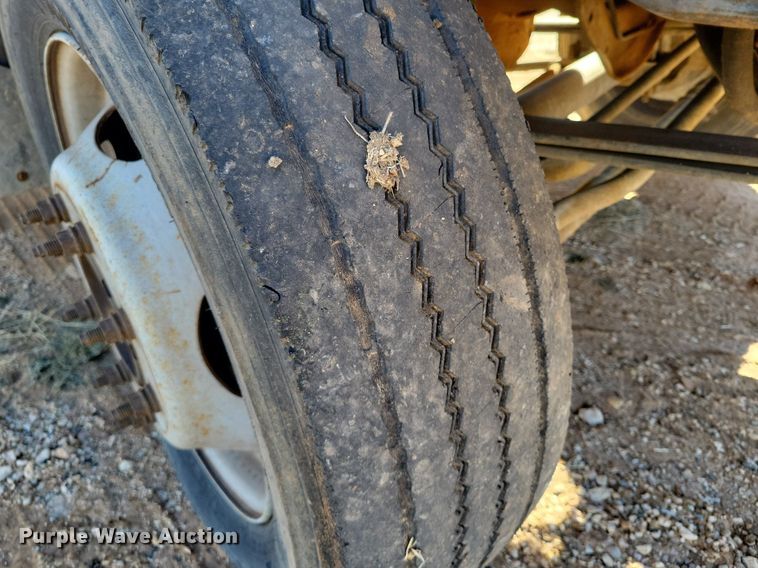 image for item LG9447 2000 Ford F450 Super Duty  flatbed truck