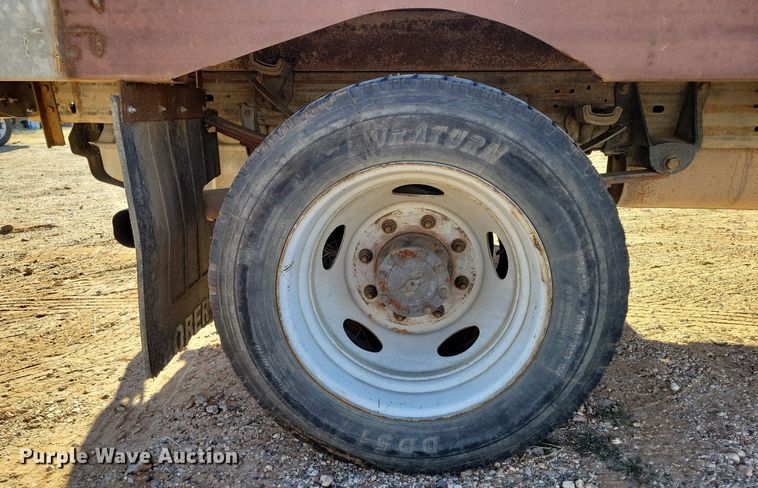 image for item LG9447 2000 Ford F450 Super Duty  flatbed truck