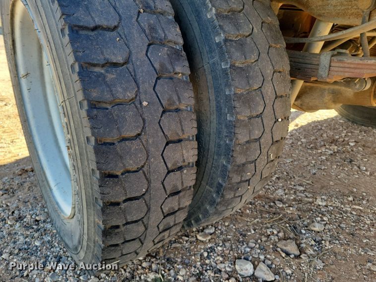 image for item LG9447 2000 Ford F450 Super Duty  flatbed truck