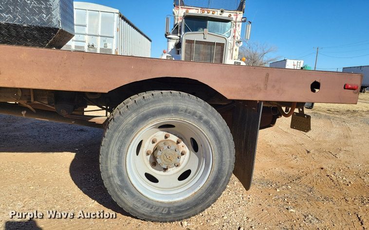 image for item LG9447 2000 Ford F450 Super Duty  flatbed truck