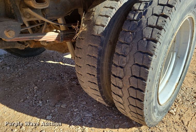 image for item LG9447 2000 Ford F450 Super Duty  flatbed truck