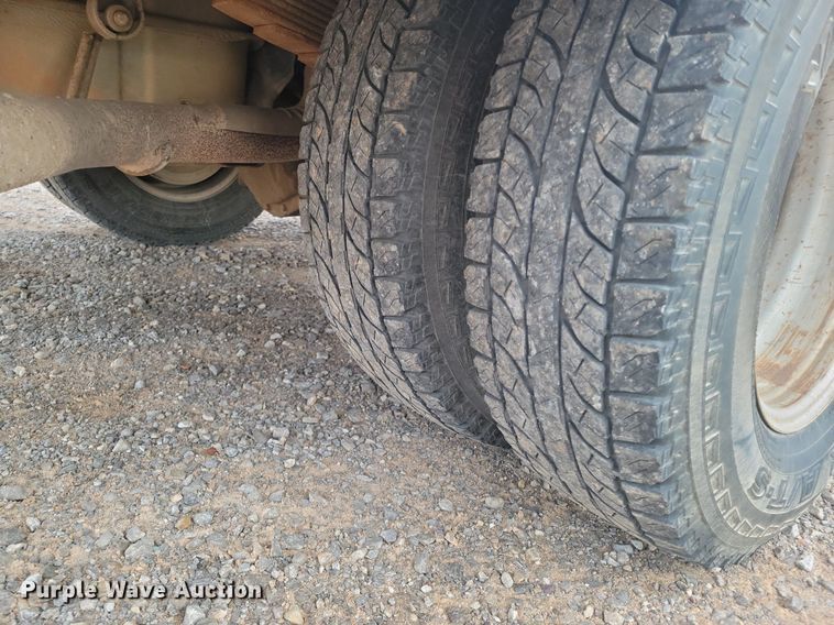 image for item LG9506 2005 Ford F350 Super Duty  flatbed pickup truck