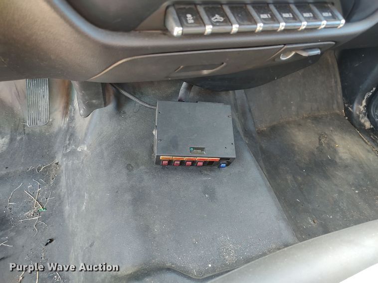 image for item LK9276 2016 Chevrolet Silverado 3500HD  utility bed pickup truck