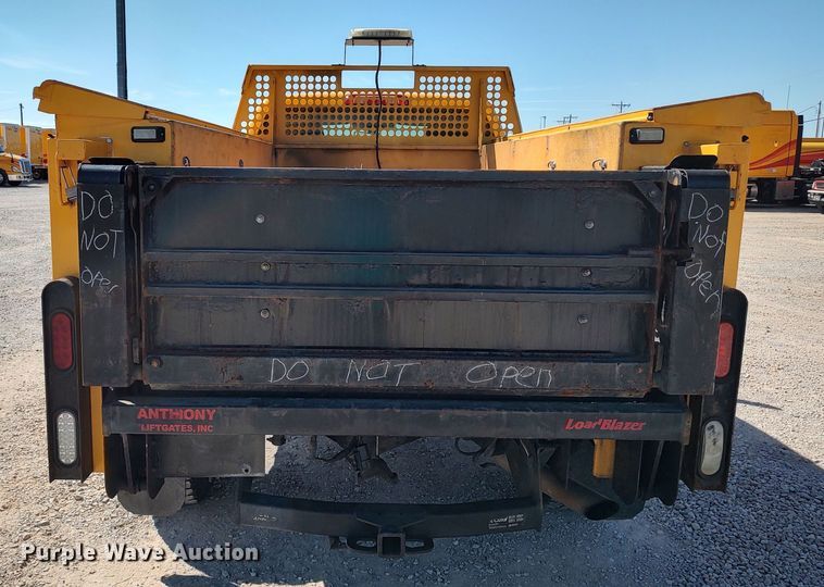 image for item LK9782 2016 Chevrolet Silverado 3500HD  utility bed pickup truck