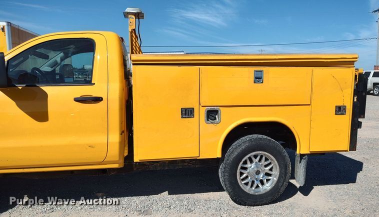 image for item LK9782 2016 Chevrolet Silverado 3500HD  utility bed pickup truck