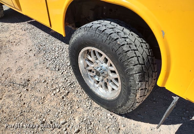 image for item LK9782 2016 Chevrolet Silverado 3500HD  utility bed pickup truck