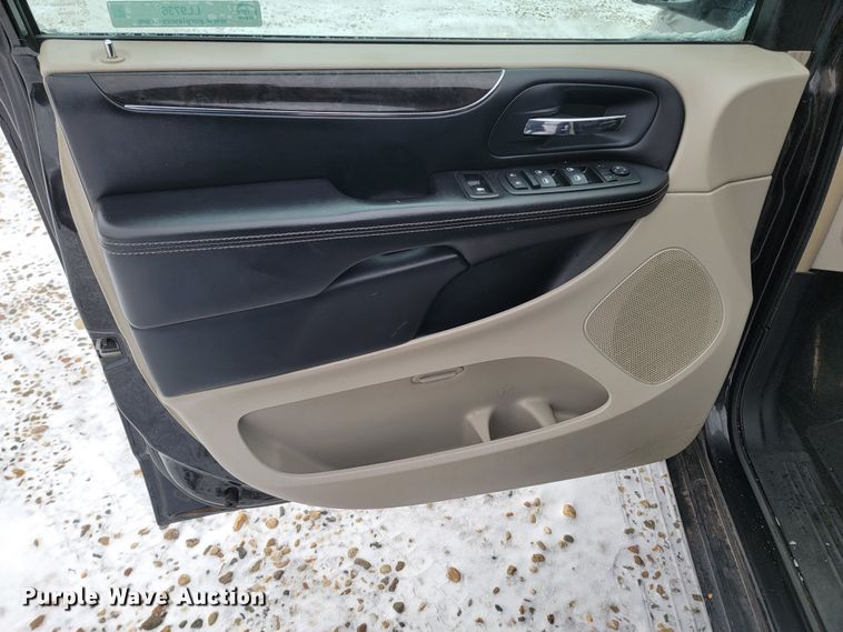 image for item LL9736 2014 Chrysler Town & Country  van