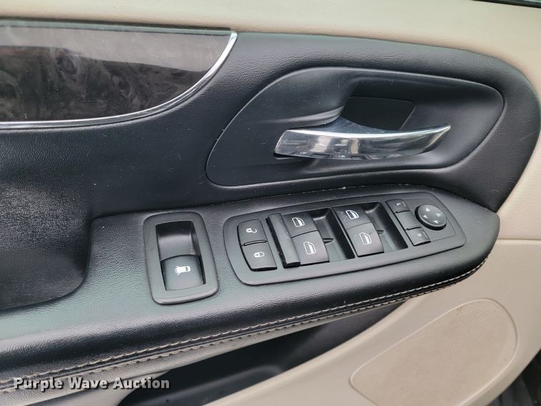 image for item LL9736 2014 Chrysler Town & Country  van