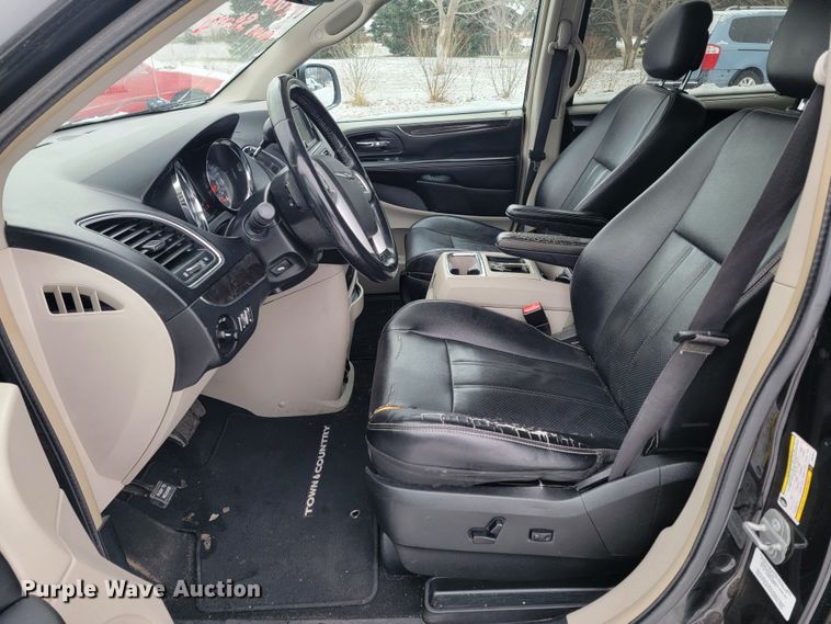 image for item LL9736 2014 Chrysler Town & Country  van