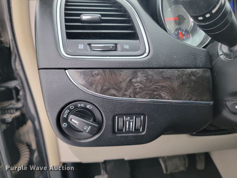 image for item LL9736 2014 Chrysler Town & Country  van