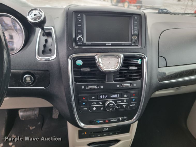 image for item LL9736 2014 Chrysler Town & Country  van