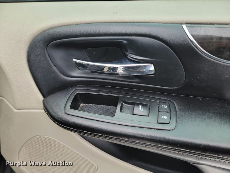 image for item LL9736 2014 Chrysler Town & Country  van