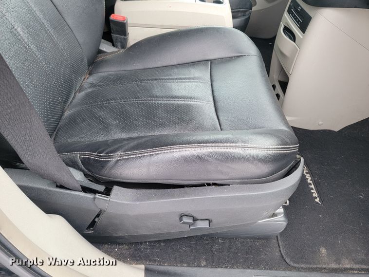 image for item LL9736 2014 Chrysler Town & Country  van