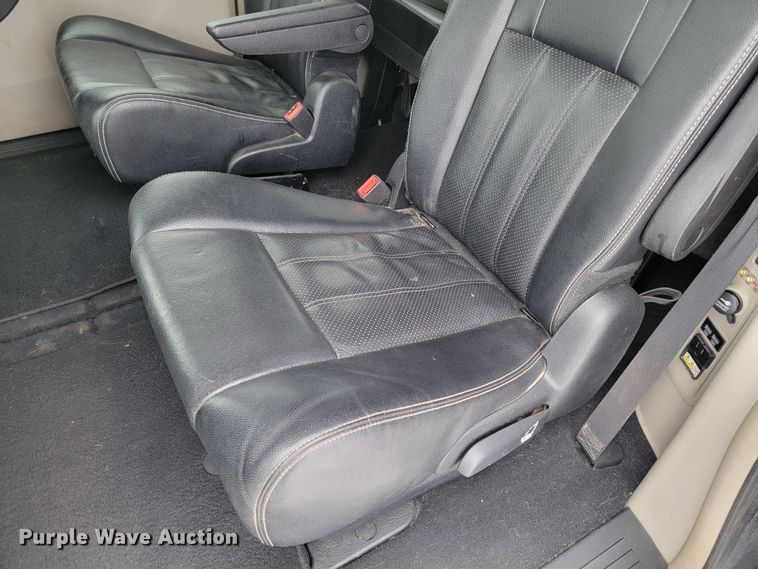 image for item LL9736 2014 Chrysler Town & Country  van