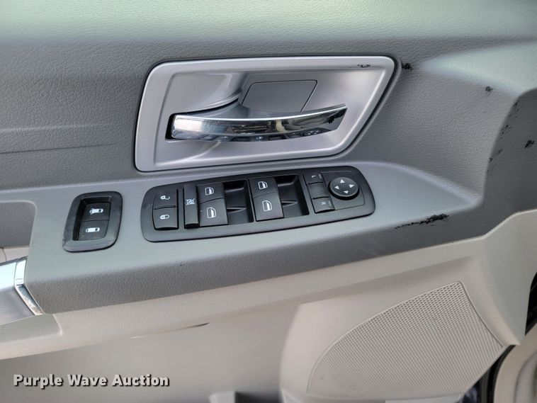 image for item LL9740 2008 Chrysler Town & Country  van