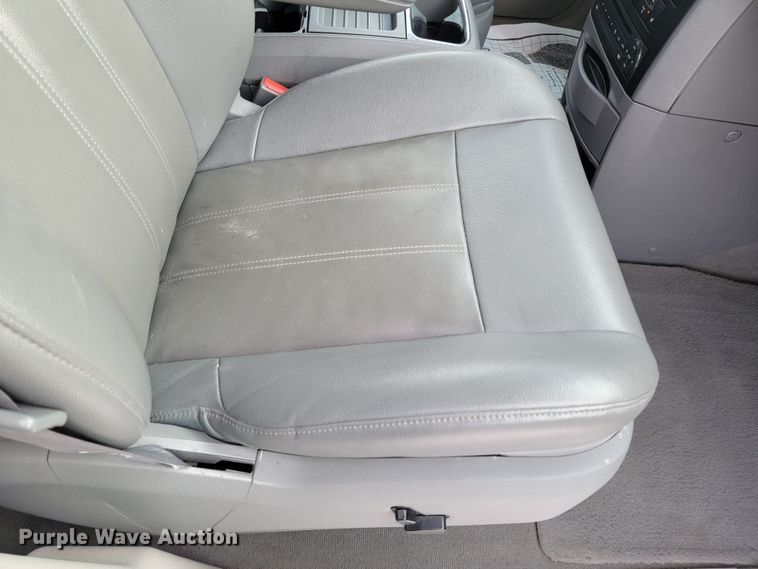 image for item LL9740 2008 Chrysler Town & Country  van