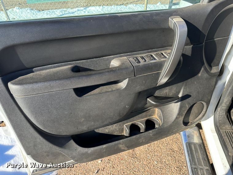 image for item LT9360 2013 Chevrolet Silverado 2500HD  Crew Cab pickup truck